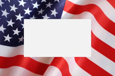 Anma Günü için vatansever amerikan arka planı, 4 Temmuz ya da İşçi Bayramı, Amerika Birleşik Devletleri bayrağının üzerinde fotokopi alanı olan boş beyaz kağıt