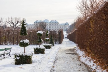 Viyana 'nın Belvedere Sarayı' nın barok mimarisini yansıtan sakin bir kış sahnesi, Aralık ayının soğuğuyla kaplanmış sakin bahçeler tarafından çerçeveleniyor.