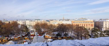 Karlskirche 'nin karla kaplı Panoramaterrasse bölgesinden geniş panoramik bir manzara, Noel Pazarı Sanat Merkezi ve tarihi binalar.