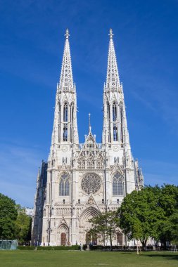Avusturya 'daki Votivkirche Katedrali, ikiz kuleleri bulutsuz mavi gökyüzüne karşı yükseliyor.. 