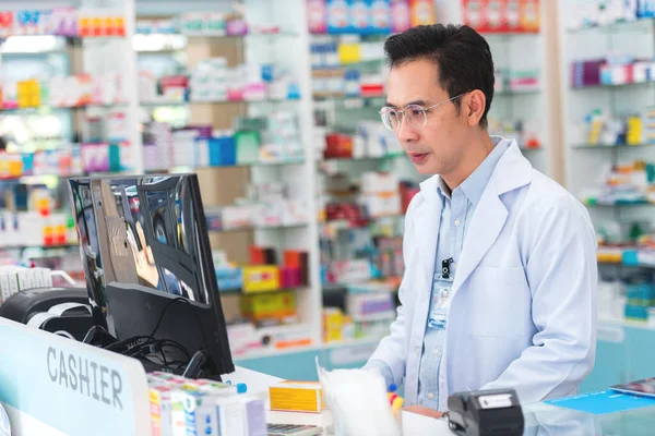 Professzionális Gyógyszerész Ázsiai Férfi Mosolyog Pultra Digitális Tabletta Segítségével Ellenőrizze — Stock Fotó