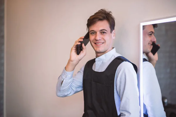 Portret Uśmiechnięty Młody Dorosły Biały Mężczyzna Profesjonalny Fryzjer Pomocą Smartfona — Zdjęcie stockowe