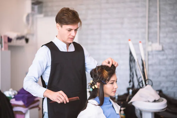 专业理发师准备在美容院为美女做新发型 — 图库照片