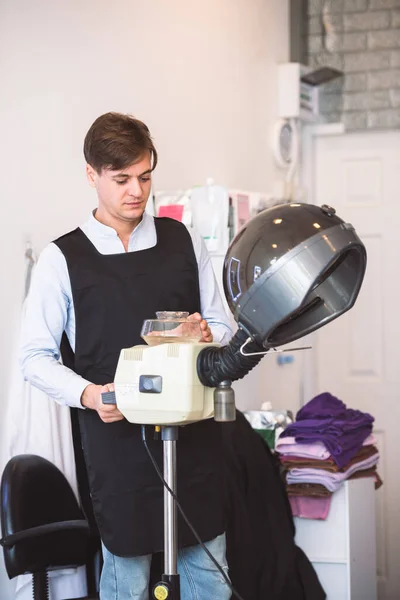 专业美发师在美容院为顾客准备发式蒸汽机 — 图库照片