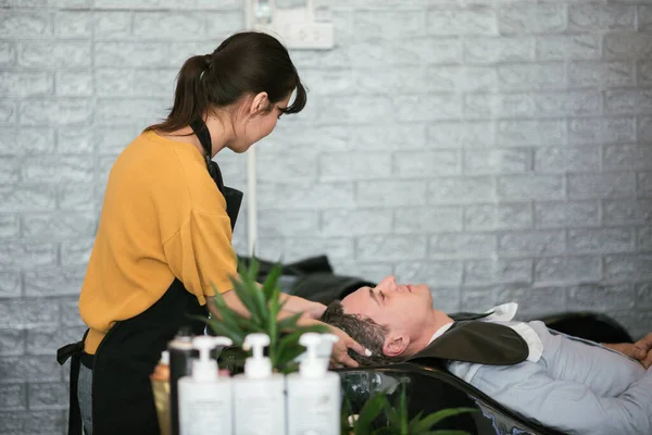 Kvinnlig Frisör Tvätta Hår Och Massage Till Frisör Kund Man — Stockfoto