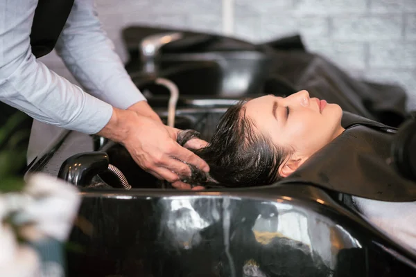 Kapper Wassen Haar Massage Naar Kapsalon Klant Vrouw Die Ontspannen — Stockfoto