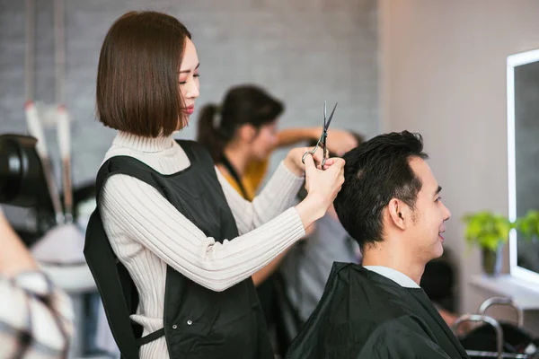 职业女性发型师 在美发厅为亚洲男人剪发 镇上的小生意 — 图库照片