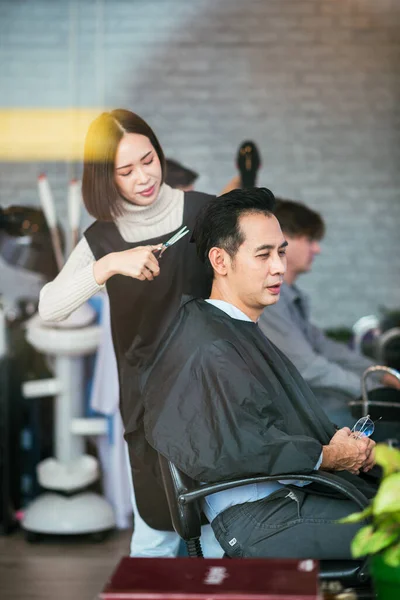 Vuxen Asiatisk Man Kort Hår Frisörsalong För Att Klippa Håret — Stockfoto