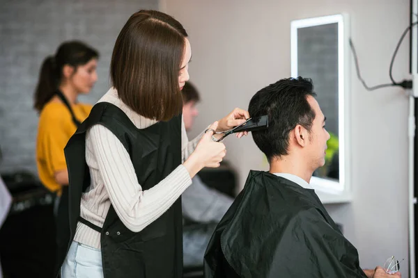 亚洲成年男子在美发厅里剪短发 因为他与职业的美发师剪短发 — 图库照片