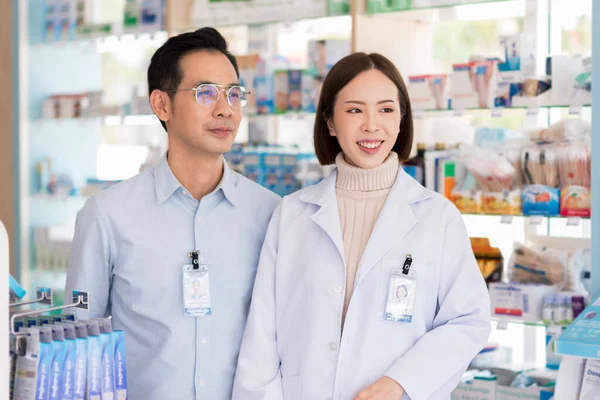 Portrét Dvou Sebevědomých Asijských Lékárníků Stojících Lékárně Majitel Obchodu Drogami — Stock fotografie