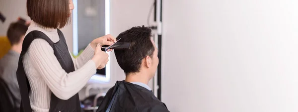 理发店的亚洲女性发型师用剪刀和梳子剪头发 并对男人的头发进行设计 — 图库照片