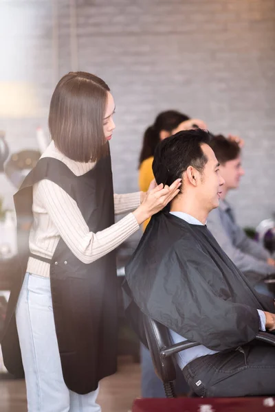 Aziatische Vrouw Hairstylist Met Behulp Van Schaar Kam Voor Haar — Stockfoto