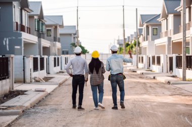 İnşaat şantiyesi, emlak endüstriyel proje denetimi ve inşaat alanındaki denetimin planını elinde tutan çok ırklı bir inşaat mühendisi ve mimar..