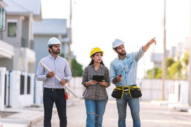 İnşaat şantiyesi, emlak endüstriyel proje denetimi ve inşaat alanındaki denetimin planını elinde tutan çok ırklı bir inşaat mühendisi ve mimar..