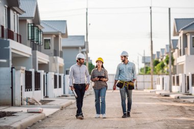 İnşaat şantiyesi, emlak endüstriyel proje denetimi ve inşaat alanındaki denetimin planını elinde tutan çok ırklı bir inşaat mühendisi ve mimar..