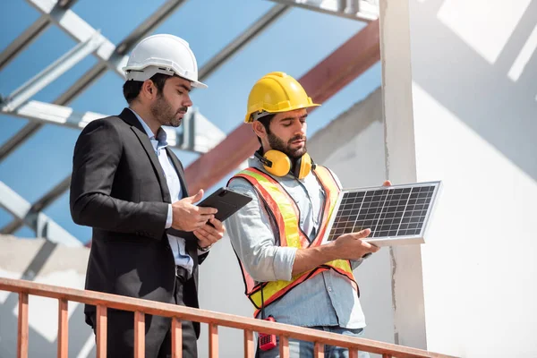 Construction Engineer Technicial Team Working Together Discuss Solar Cell Project — Stock Photo, Image