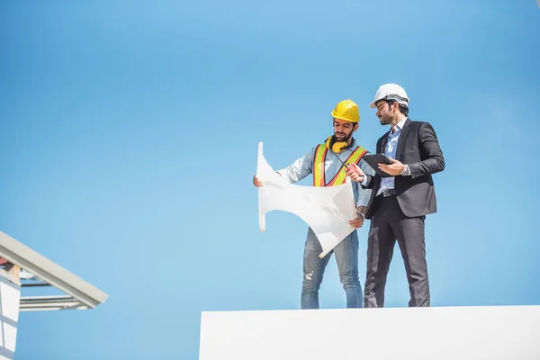 Byggingenjör Och Arkitektteam Som Arbetar Tillsammans Med Ritningar Diskuterar Taket — Stockfoto