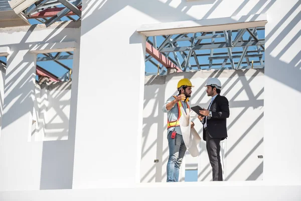Hombres Trabajo Equipo Sitio Construcción Dos Ingenieros Civiles Casco Seguridad —  Fotos de Stock