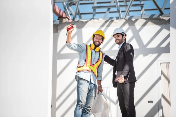 Lagarbete Män Byggarbetsplatsen Två Civilingenjör Säkerhetshjälm Hatt Med Hjälp Digital — Stockfoto
