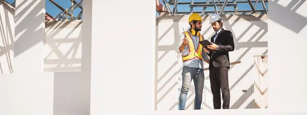 Lagarbete Män Byggarbetsplatsen Två Civilingenjör Säkerhetshjälm Hatt Med Hjälp Digital — Stockfoto