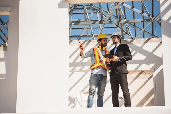 Hombres Trabajo Equipo Sitio Construcción Dos Ingenieros Civiles Casco Seguridad — Foto de Stock