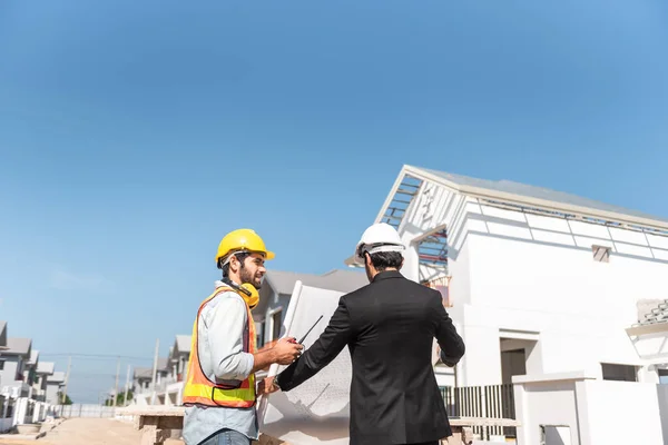 Teamwork Männer Auf Der Baustelle Zwei Bauingenieure Mit Schutzhelm Und — Stockfoto