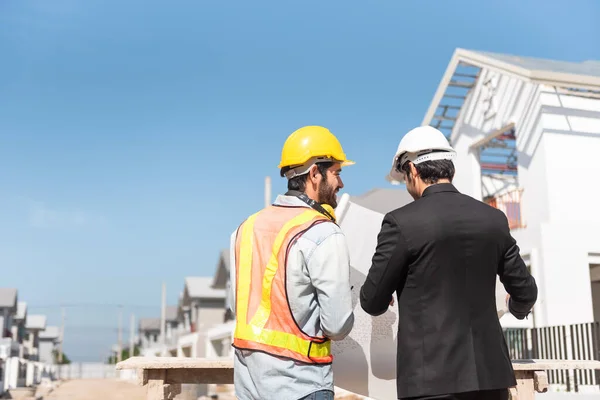 Teamwork Männer Auf Der Baustelle Zwei Bauingenieure Mit Schutzhelm Und — Stockfoto