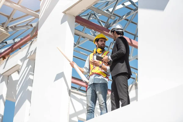 Hombres Trabajo Equipo Sitio Construcción Dos Ingenieros Civiles Casco Seguridad — Foto de Stock