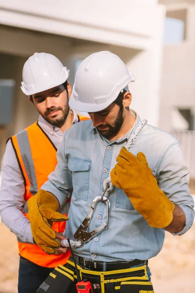 硬い帽子と安全装置を身に着けている白人建設労働者の肖像 建設現場で働く土木技師のフォアマン — ストック写真