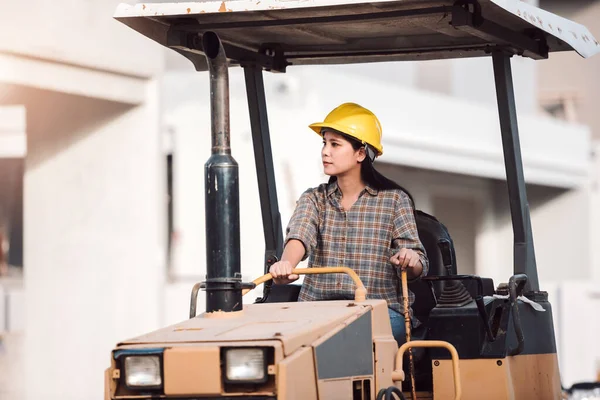 Asiatisk Kvinna Byggingenjör Arbetar Arbetsplatsen Kvinnor Som Kör Traktor Byggarbetsplatsen — Stockfoto