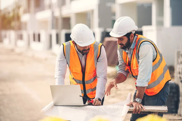 Två Vita Män Byggingenjörer Och Arkitekter Som Arbetar Tillsammans Byggarbetsplatsen — Stockfoto