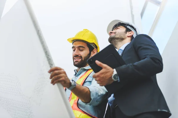Två Vita Män Byggingenjörer Och Arkitekter Som Arbetar Tillsammans Byggarbetsplatsen — Stockfoto