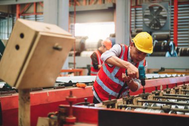 İş yerinde koruyucu kask takan fabrika işçisi erkek. Heavy metal endüstrisi üretim fabrikası.