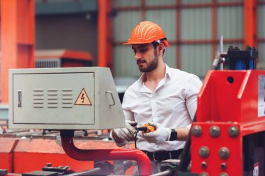 İş yerinde koruyucu kask takan fabrika işçisi erkek mühendis. Heavy metal endüstrisi üretim fabrikası.