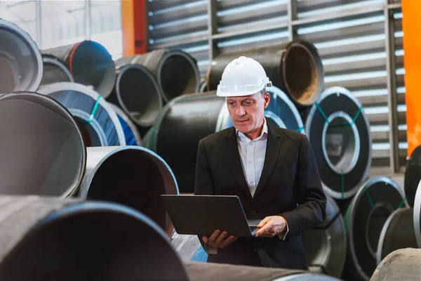 厂长穿着安全的硬帽行走在工厂检查机器的生产线上 重金属工业制造厂 — 图库照片