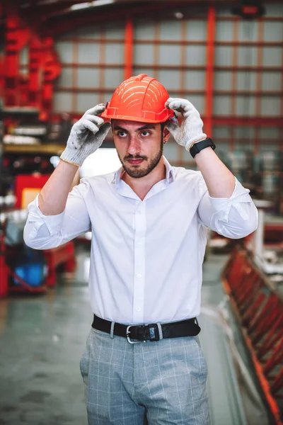 Fabrikarbeiter Und Ingenieur Tragen Schutzhelme Für Die Arbeit Arbeitsplatz Fabrik — Stockfoto