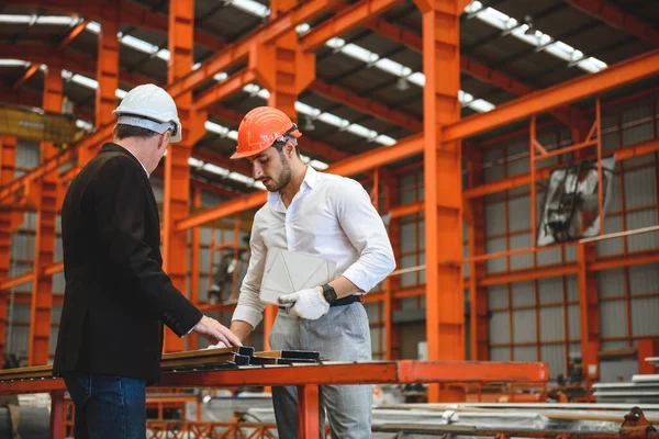 安全スーツとハード帽子の工場労働者 金属板業界で一緒に働くチームエンジニアリングの男性 チームワークと協力の概念 — ストック写真