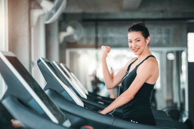 Spor salonundaki Koşu Değirmeninde Spor Yapan Güzel Kafkas Spor Kadını Egzersizi Yaşam Tarzı ve Sağlık Konsepti