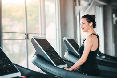Spor salonundaki Koşu Değirmeninde Spor Yapan Güzel Kafkas Spor Kadını Egzersizi Yaşam Tarzı ve Sağlık Konsepti
