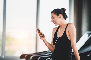Spor Salonu 'nda Güzel Kafkas Spor Kadını Cep Telefonu Kullanıyor- Yaşam Tarzı ve Sağlık Konsepti
