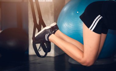 Toplam Vücut Direnci Egzersizi ya da Spor Salonu 'nda TRX Spor Programı - Sağlık Konsepti olan Beyaz Kadın Spor Bacaklarını Kapat