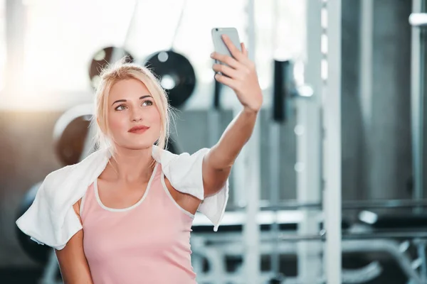 Hermosa Mujer Atlética Caucásica Utiliza Selfie Teléfono Móvil Gimnasio Estilo — Foto de Stock
