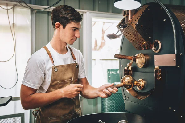 Small Business Owner Caucasian Mężczyzna Pracujący Coffee Beans Warehouse Quality — Zdjęcie stockowe