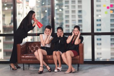 İş Adamları Ekibi: Asyalı İş Kadınları Grubu Yeni Proje İçin Meslektaşlar, İşletme Profesyonel Ekibi Beyin Fırtınası Ekibiyle Görüştü.