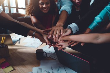 İş Adamları Ekibi: Başarı İçin Meslektaşların Elleri Yığınlanıyor İnsanlar Motivasyon ve Güç Veriyor.