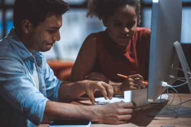 Serbest İşadamı 'nın takım çalışması. Gece mesaisinde bilgisayarla çalışıyor. İşadamı ve Ortaklarının Ofiste Birlikte Çalışması.