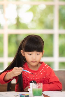 Neşeli Anaokulu Çocukları Grubu Okulda Arkadaşlarıyla Çalışıyor, Eğitim Konsepti.