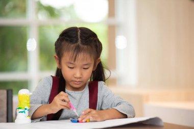 Neşeli Anaokulu Çocukları Grubu Okulda Arkadaşlarıyla Çalışıyor, Eğitim Konsepti.