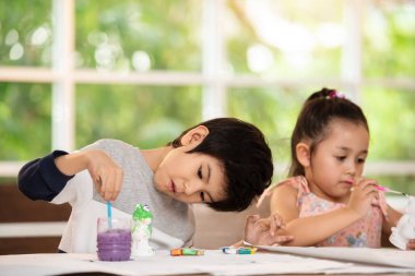 Neşeli Anaokulu Çocukları Grubu Okulda Arkadaşlarıyla Çalışıyor, Eğitim Konsepti.