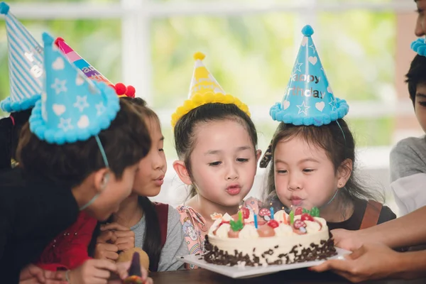 Feliz Asiático Crianças Comemorando Festa Aniversário Com Amigos Escola Imagens Royalty-Free